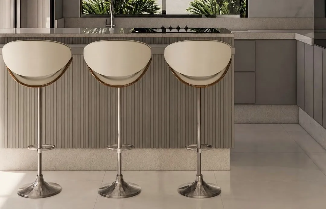 Cozinha com ilha e banquetas claras