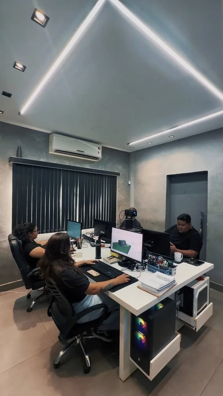 Equipe da MN trabalhando no escritório
