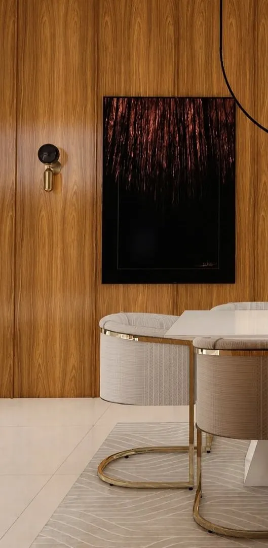 Sala de jantar com painel de madeira